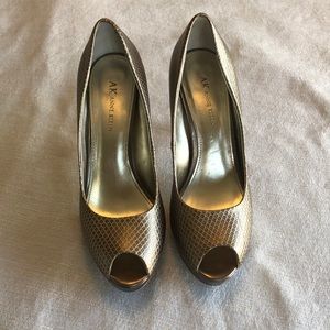 AK Anne Klein Gold patterned Peep Toe Heels 8.5